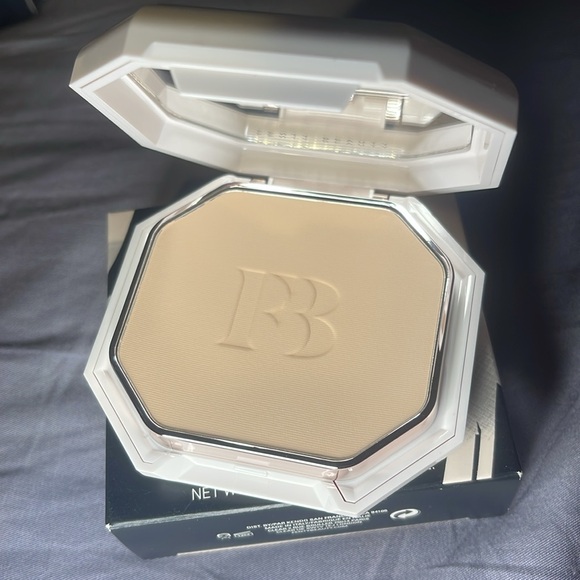 Fenty 185 Pro Filt’r Soft Matte Powder Foundation - Picture 4 of 4